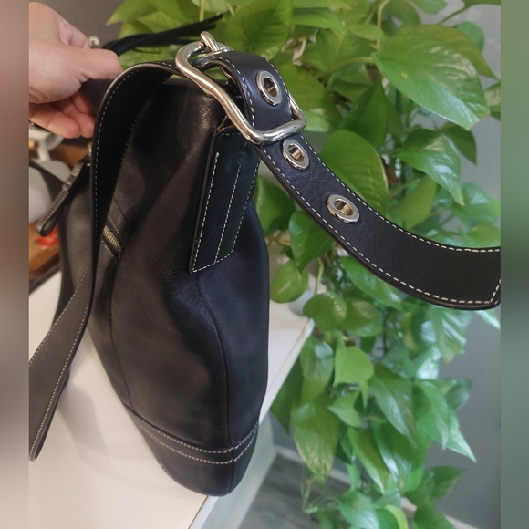 Elegant Black Leather Coach Crossbody - Picture 8 of 16